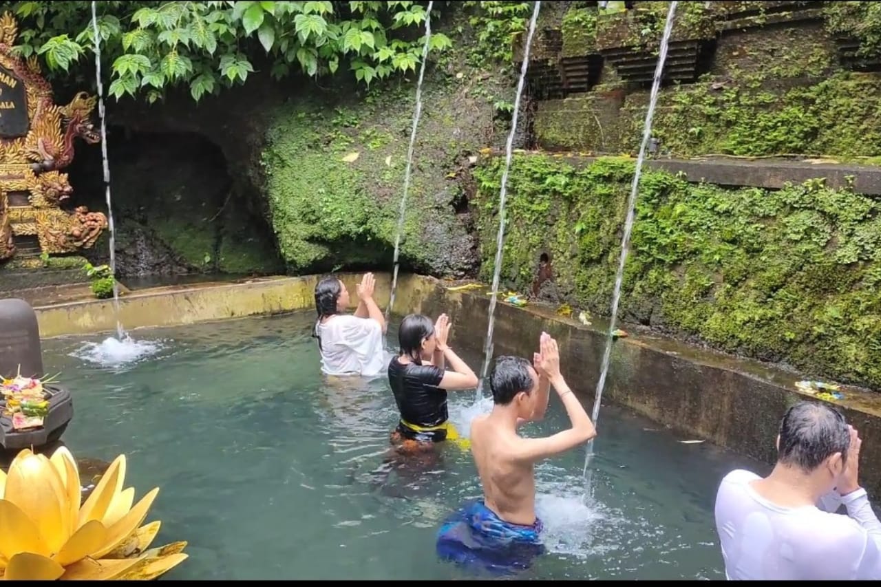 Tradisi Banyupinaruh di Gianyar Bali Berjalan Kondusif, Polisi dan Balawista Kawal Umat di Pantai!