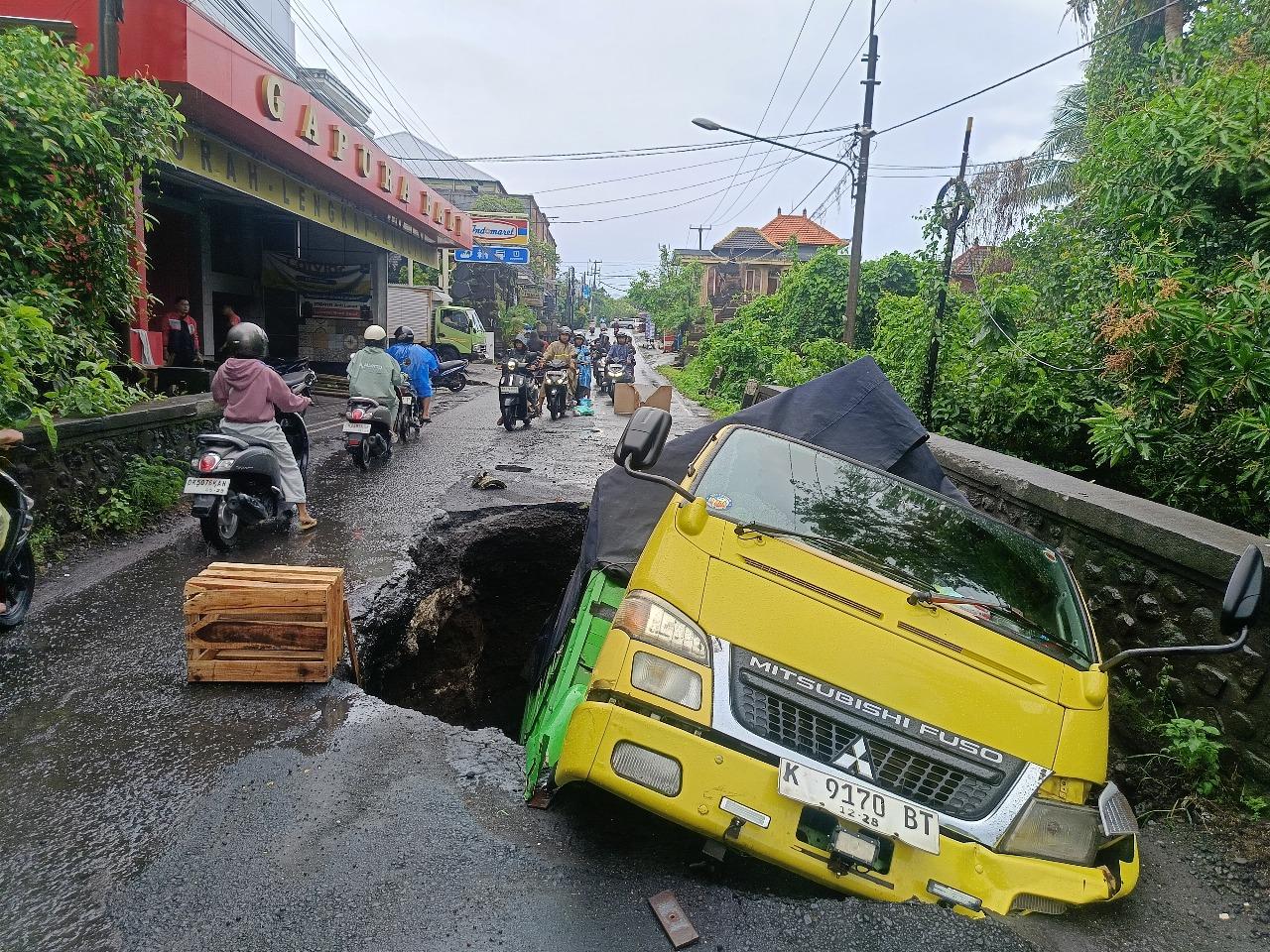 Aspal Jebol di Gianyar, Truk Besi Terjerembab, Sopir Minta Pemerintah Tanggung Jawab!