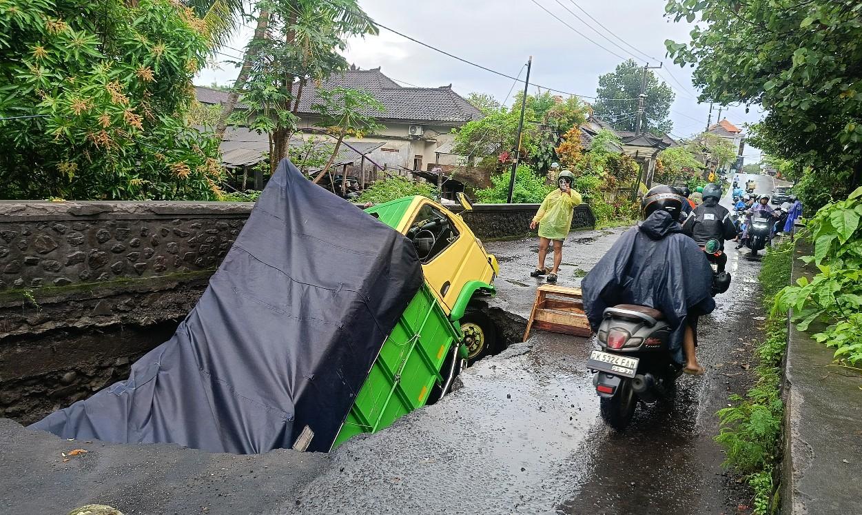 Truk Muat Besi Asal Kudus Terperosok di Gianyar, Sopir Selamat tapi Rugi Besar!