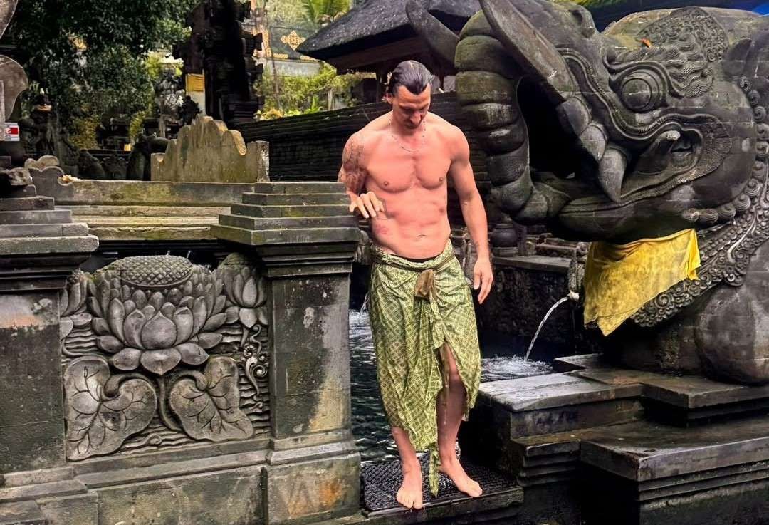 Momen Zlatan Ibrahimovic di Bali, Basuh Diri di Pura Tirta Empul Gianyar