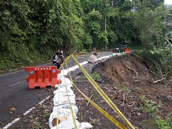 Peringatan! Pemotor Terperosok Gara-gara Jalan Jebol Di Selat-muncan, Gaya Hidup Berkendara Wajib Hati-hati!